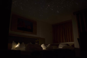 Camera tripla stelle